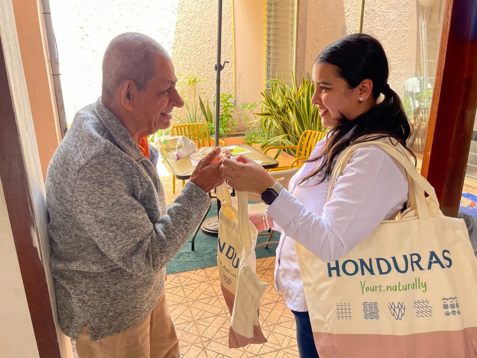 En el día Nacional de la Balea, el IHT como parte de su compromiso social visitó diversos asilos de la capital
